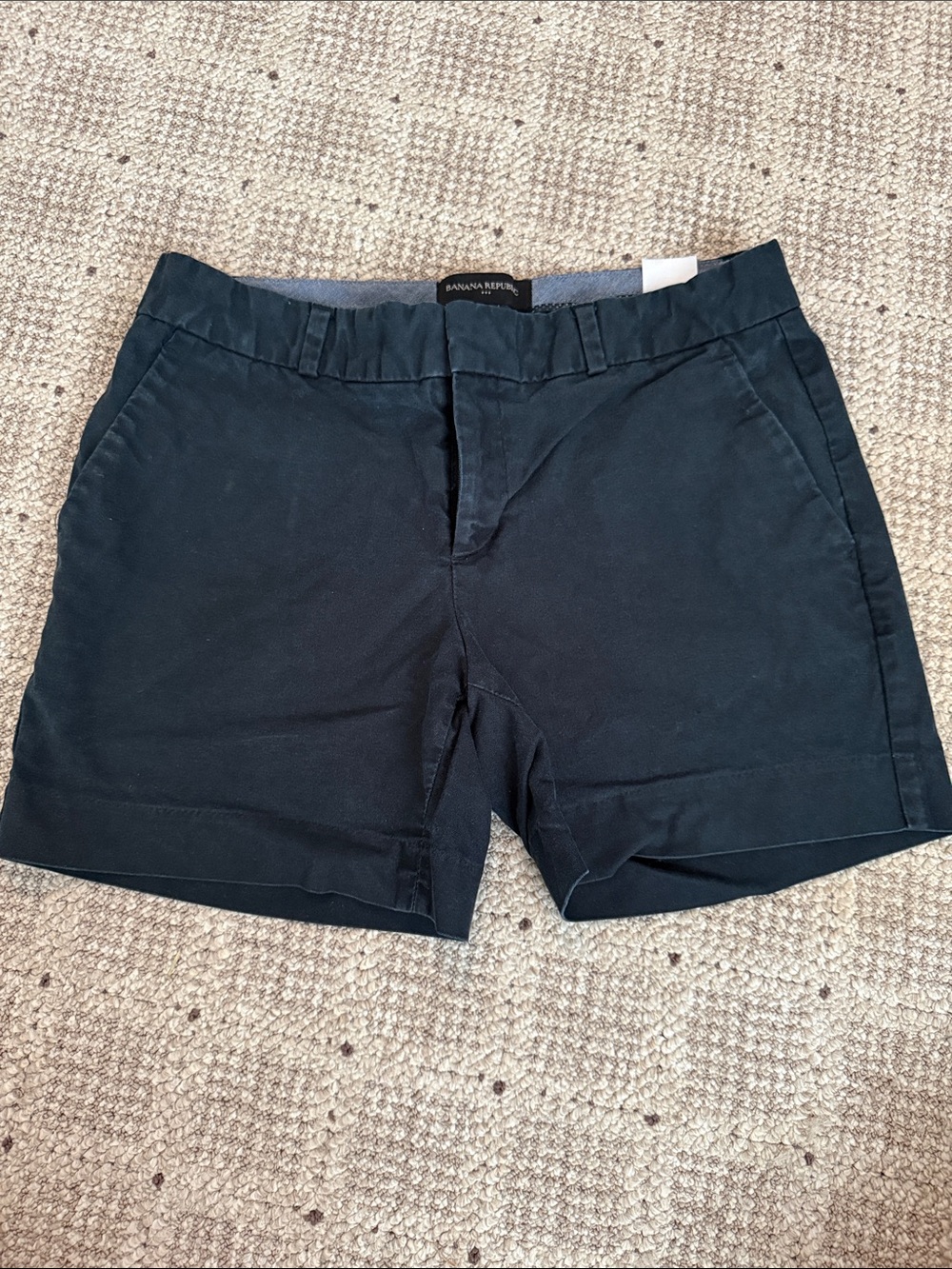 Banana Republic women’s black Flat Front Shorts. 4” inseam
